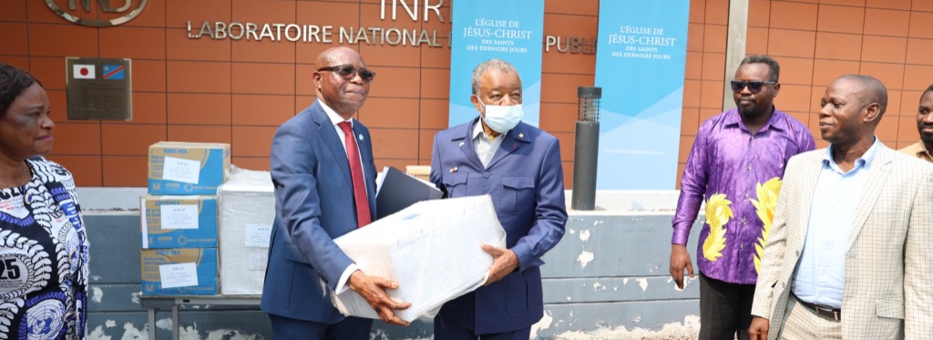 Elder Mwanke Baker David Ngabizele, Soixante-dix d’Interrégion, présente un échantillon d’équipements remis en don à Dr. Jean-Jacques Muyembe, Directeur Général de l’INRB, à Kinshasa, RDC,  le 16 juillet 2026..jpeg