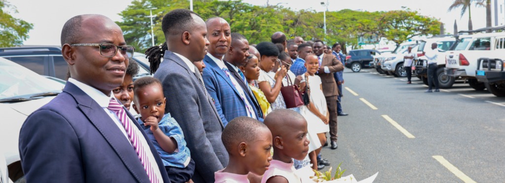 Un groupe de membres venu accueillir Elder Gérald Caussé à sa sortie de l’aéroport, lors de sa visite à Bujumbura au Burundi le 21st Octobre 2026.