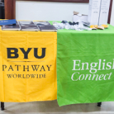 BYU-Pathway-Worldwide-presente-des-articles-destines-a-etre-distribues-aux-membres-et-aux-amis-de-lEglise-presents-a-la-reunion-spirituelle,-le-9-septembre-2026,-a-Juba-(Soudan-du-Sud).