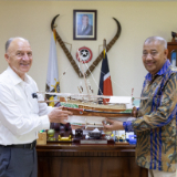 /media/orig/De-droite--Son-Excellence-Issa-Abdalla-Timamy-(gouverneur-du-comte-de-Lamu)-offre-a-Elder-Paul-B.-Pieper-(de-la-presidence-de-linterregion-dAfrique-centrale)-une-maquette-de-dhow-en-guise-de-cadeau,-lors-dune-visite-de-courtoisie-dans-le-comte-de-Lamu,-au-Kenya,-le-14-juillet-2026.png