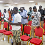 Des-membres-et-des-amis-de-lEglise-de-Jesus-Christ-des-Saints-des-Derniers-Jours-chantent-le-cantique-douverture-lors-de-la-reunion-spirituelle-de-lancement-de-BYU-Pathway,-le-9-septembre-2026,-a-Juba-(Soudan-du-Sud).