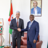 Elder-Gerald-Causse,-du-College-des-Douze-Apotres,-pose-avec-lHonorable-Edouard-Bizimana,-Ministre-des-Affaires-etrangeres-et-de-la-Cooperation-au-developpement,-lors-de-sa-visite-a-Bujumbura,-au-Burundi-le-22-Octobre-2026