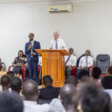 Elder-Gerald-Causse,-du-College-des-Douze-Apotres,-sadresse-aux-membres-lors-de-sa-visite-a-Bujumbura,-au-Burundi-le-21-Octobre-2026