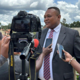/media/orig/Elder-K.-Thierry-Mutombo-repond-aux-questions-des-medias-lors-de-la-journee-portes-ouvertes-du-temple-de-Nairobi-(Kenya),-le-14-avril-2025..png