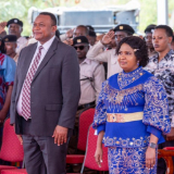 /media/orig/Elder-Mutombo-et-Dr-Joyce-Kithure,-deuxieme-dame-du-Kenya,-se-tiennent-debout-pendant-lhymne-national-du-Kenya-a-Kathwana,-dans-le-comte-de-Tharaka-Nithi,-le-12-septembre-2025..jpg