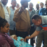/media/orig/Elder-Mutombo-salue-Bizunash-Abera-et-son-bebe-lors-dune-visite-au-poste-de-sante-de-Zemene-Wulisho,-en-Ethiopie,-en-avril-2026.png