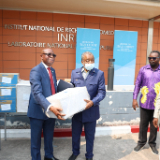 /media/orig/Elder-Mwanke-Baker-David-Ngabizele,-Soixante-dix-dInterregion,-presente-un-echantillon-dequipements-remis-en-don-a-Dr.-Jean-Jacques-Muyembe,-Directeur-General-de-lINRB,-a-Kinshasa,-RDC,-en-presence-de-membres-du-staff,-le-16-juillet-2026..jpeg