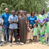 Le-Dr-Victor-B.-Ukorebi,-Grace-Ninsiima,-le-president-de-la-branche-de-Juba-et-frere-Daniel-Madit-lors-du-service-pastoral-aupres-de-Rina-Medina-Dunister-(membre)-et-sa-famille,-le-9-septembre-2026,-a-Juba-(Soudan-du-Sud).