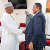 /media/orig/Le-cheikh-Ibrahim-Lethome-salue-le-president-Thierry-Mutombo,-soixante-dix-Autorite-generale,-a-la-mosquee-Jamia.-Nairobi-(Kenya),-le-9-fevrier-2026.jpg