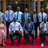 /media/orig/Le-groupe-pose-pour-une-photo-avec-le-gouverneur-Wilber-Khasilwa-Ottichilo-(premier-rang,-au-centre)-avant-les-inspections-a-lhopital-du-comte-de-Vihiga,-le-21-mai-2026..png