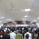 /media/orig/Les-membres-remplissent-le-centre-de-pieu-de-NDjili-pour-la-conference-a-Kinshasa,-en-RDC,-le-3-mai-2026..jpg