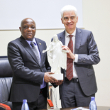 Elder-Gerald-Causse-remet-un-cadeau-destine-au-President-de-la-Republique-a-lHonorable-Leonidas-Ndaruzaniye,-Ministre-de-lInterieur,-du-Developpement-communautaire-et-de-la-Securite-publique,-lors-de-sa-visite-au-Burundi-le-22-October-2026.