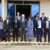 Elder-Gerald-Causse-remet-un-cadeau-destine-au-President-de-la-Republique-a-lHonorable-Leonidas-Ndaruzaniye,-Ministre-de-lInterieur,-du-Developpement-communautaire-et-de-la-Securite-publique,-lors-de-sa-visite-au-Burundi-le-22-Octobre-2026