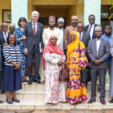 Photo-de-famille-prise-a-lissue-de-lentretien-entre-Elder-Gerald-Causse-et-le-Sheikh-Nayabagabo-Salum,-Mufti-et-representant-legal-de-la-Communaute-islamique-du-Burundi,-a-Bujumbura,-au-Burundi-le-22-October-2026.-Elder-Causse-se-tient-a-ses-cotes.