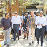/media/orig/Photo-de-groupe-dElder-Paul-B.-Pieper-et-dautres-personnes-quittant-le-terminal-des-arrivees-de-laeroport-a-Lamu,-au-Kenya,-le-14-juillet-2026.png