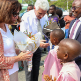 Un-groupe-de-membres-du-Burundi-venu-accueillir-Elder-Causse-et-la-Soeur-Causse-sous-le-soleil,-a-sa-sortie-de-laeroport-de-Bujumbura-le-21-Octobre-2026.