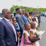 Un-groupe-de-membres-venu-accueillir-Elder-Gerald-Causse-a-sa-sortie-de-laeroport,-lors-de-sa-visite-a-Bujumbura-au-Burundi-le-21st-Octobre-2026.