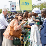 Un-groupe-de-membres-venu-accueillir-Elder-Gerald-Causse-et-la-Sur-Valerie-Causse-a-leur-sortie-de-laeroport,-lors-de-leur-visite-a-Bujumbura-au-Burundi-le-21-Octobre-2026.