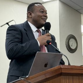 Elder Thierry Mutombo prononce le discours de clôture lors de la réunion spirituelle à Nairobi, au Kenya, le 28 janvier 2026.