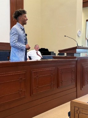 Batchlor s'adresse aux jeunes lors d'une réunion spirituelle au centre de pieu de Mountain View à Nairobi, au Kenya, le 13 novembre 2025.