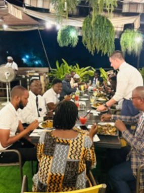 Le groupe partage un dîner ensemble après la réunion à Bujumbura, Burundi, le 17 avril 2026