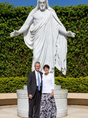 Elder et Sœur Bednar devant la statue du Christ sur les terrains du temple de Nairobi, au Kenya, le 22 mars 2026.