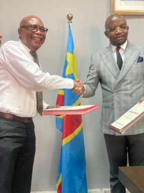 De-gauche-a-droite--Elder-David-Ngabizele,-Soixante-dix-dinterregion,-et-Son-Excellence-le-Ministre-dEtat,-Ministre-de-la-Formation-professionnelle.-Kinshasa,-RDC,-13-avril-2026.