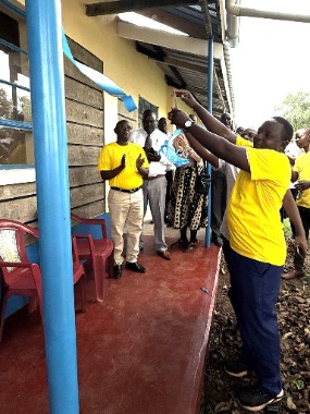Le président de pieu de Chyulu, Francis Sammy, coupe le ruban lors de la cérémonie de remise de l'école secondaire Mutanu. Comté de Makueni, au Kenya. 30 décembre 2025