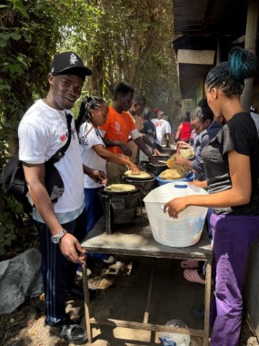 Les jeunes adultes seuls (JSA) préparent le déjeuner pour les enfants de l’orphelinat Riuru. 15 novembre 2025