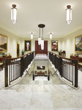Le grand escalier du temple d'Abidjan en Côte d'Ivoire