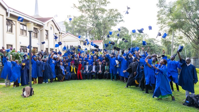 Les-diplomes-celebrent-apres-la-ceremonie-de-fin-du-programme-BYUPathway-a-Nairobi,-au-Kenya,.png