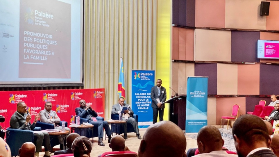Assi face aux participants de Gauche à droite : L’Honorable Sénateur José Mpanda Kabangu – Boris Kabeya, Manager de FamilySearch International pour l’Afrique Centrale - Révérend Armand Kinyamba secrétaire général du CNRP - Elder Thierry K. Mutombo, Président de l’interrégion d’Afrique Centrale, lors du forum congolais sur la famille à Kinshasa en république démocratique du Congo.    