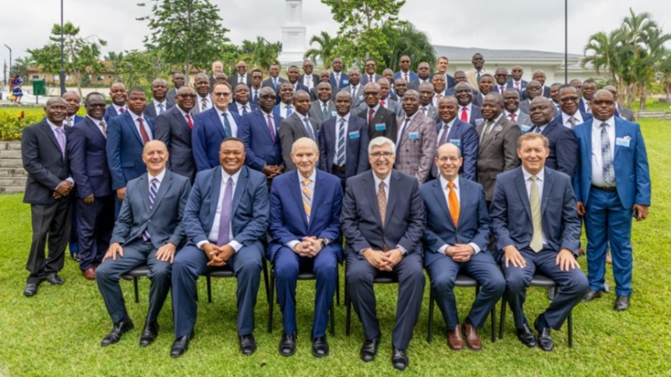 Assi de Gauche à Droite : Elder Pieper, Elder Mutombo, Elder Renlund, Elder Teixeira, Elder Giraud-Carrier, Bishop Budge avec les dirigeants des pays francophones de l’interrégion.