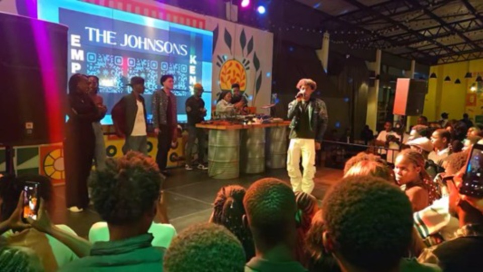 Batchlor se produit en concert pour les jeunes adultes seuls (JAS) à Nairobi, au Kenya, le 15 novembre 2025.