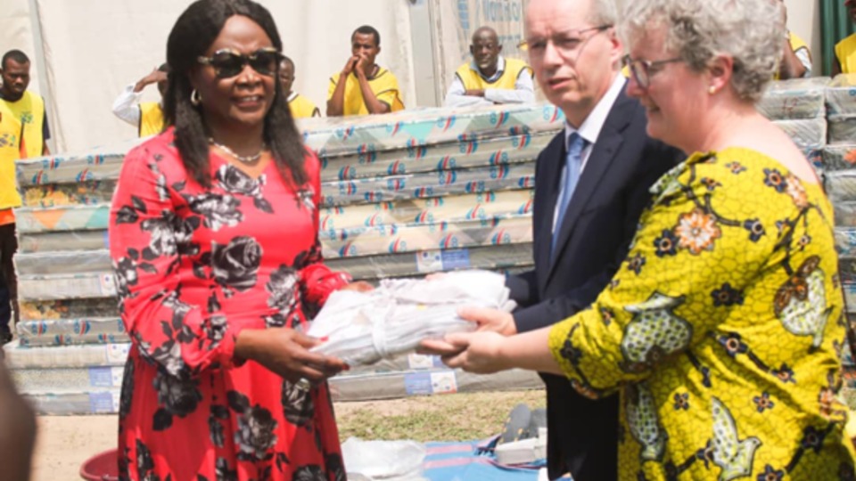 Son Excellence Madame Irène Marie Cécile Mboukou Kimbatsa, Ministre des Affaires Sociales, de la Solidarité et de l’Action Humanitaire de la République du Congo, recevant symboliquement le don de l’Ancien et de Sœur Giraud-Carrier de la Présidence de l’Aire Afrique Centrale. Brazzaville, République du Congo, 25 novembre 2025.