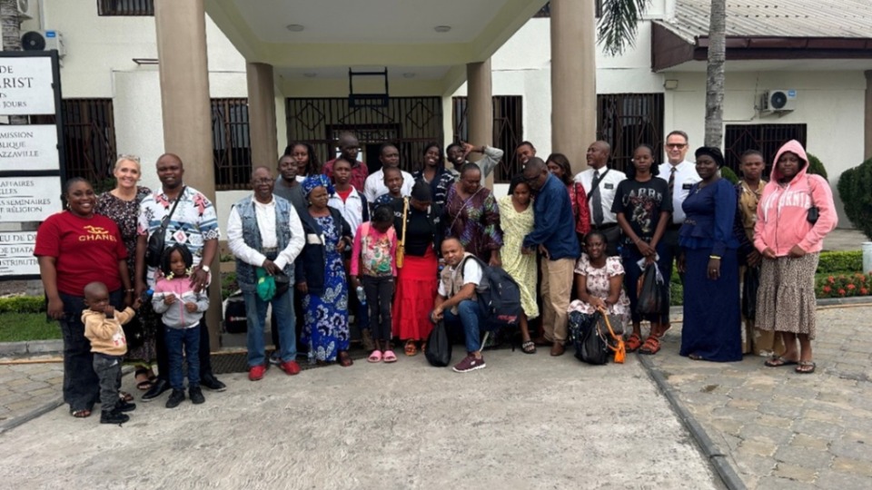 Les membres de la branche de Mindouli devant le bureau de la mission, se préparent à partir pour Kinshasa. 18 août 2025