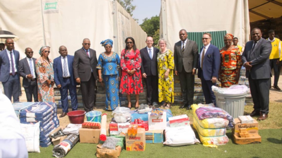 Son Excellence Madame Irène Marie Cécile Mboukou Kimbatsa, Ministre des Affaires Sociales, de la Solidarité et de l’Action Humanitaire de la République du Congo, recevant symboliquement le don de l’Ancien et de Sœur Giraud-Carrier de la Présidence de l’Aire Afrique Centrale. Brazzaville, République du Congo, 25 novembre 2025.