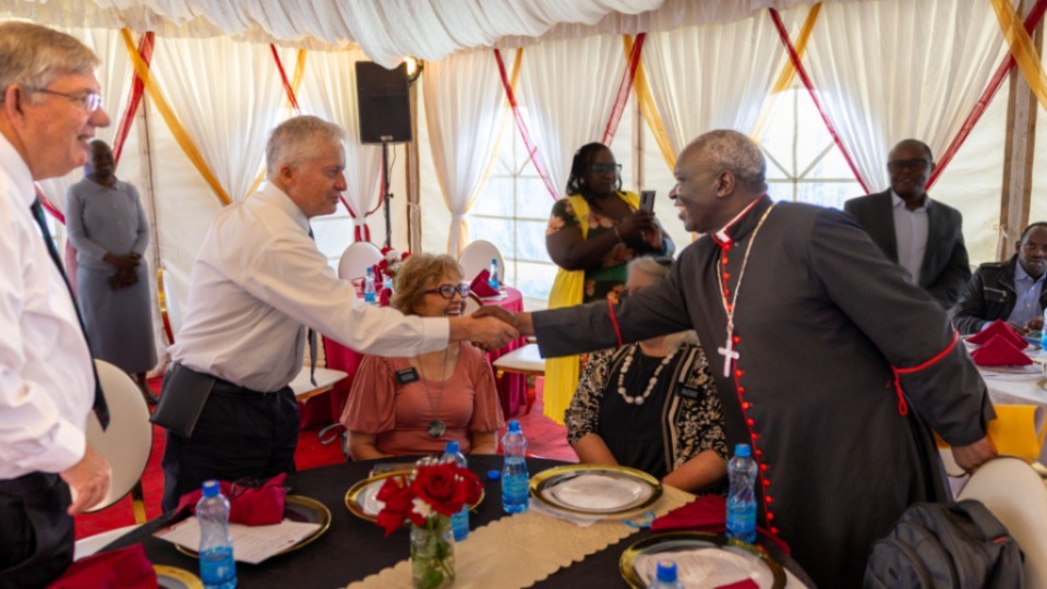 L’Archevêque Phillip A. Anyolo serre la main d’Elder Chadwick à la suite de l’événement à Nairobi, au Kenya, le 29 avril 2026.