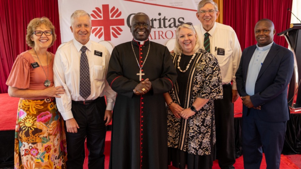 Des missionnaires de l’interrégion se joignent aux dirigeants catholiques pour une photo de groupe. De gauche à droite : Sœur et Elder Chadwick, missionnaires humanitaires de l’interrégion ; l’Archevêque Phillip A. Anyolo ; Sœur et Elder Ford, missionnaires spécialistes de la communication de l’interrégion ; et le Père Peter Kiarie. Nairobi, Kenya, 29 avril 2026.