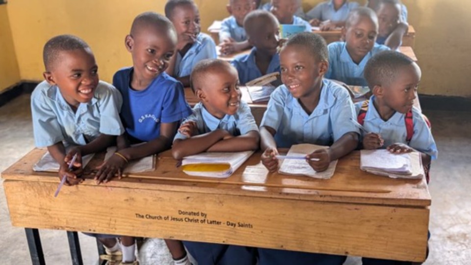 Des écoliers assis sur des bancs nouvellement offerts. École GS Kagugu à Kigali, au Rwanda. 10 octobre 2025.