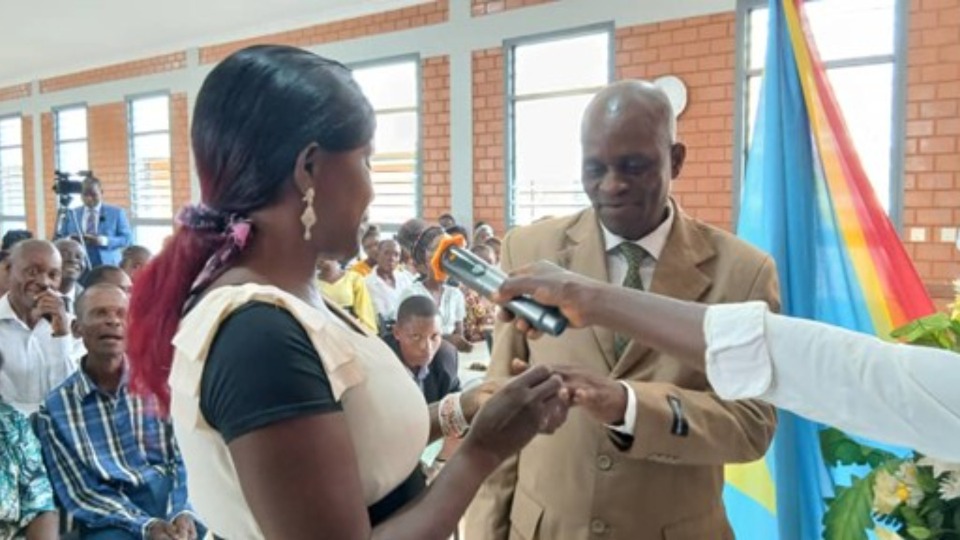 Un couple participe à la cérémonie. Le 12 décembre 2025, à Kabusanga, en République Démocratique du Congo
