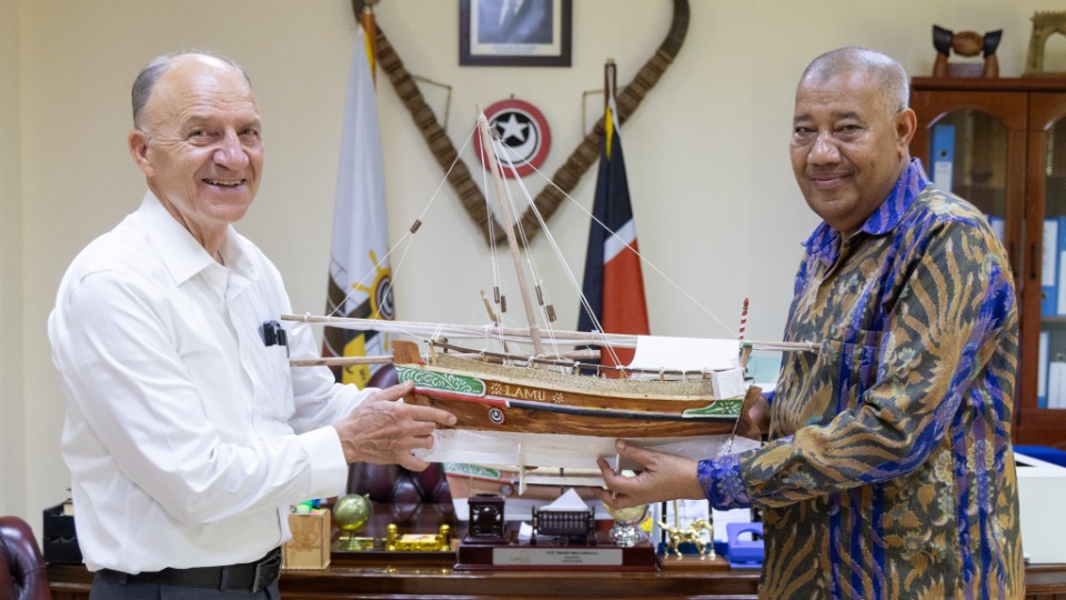 De droite: Son Excellence Issa Abdalla Timamy (gouverneur du comté de Lamu) offre à Elder Paul B. Pieper (de la présidence de l’interrégion d’Afrique centrale) une maquette de dhow en guise de cadeau, lors d’une visite de courtoisie dans le comté de Lamu, au Kenya, le 14 juillet 2026