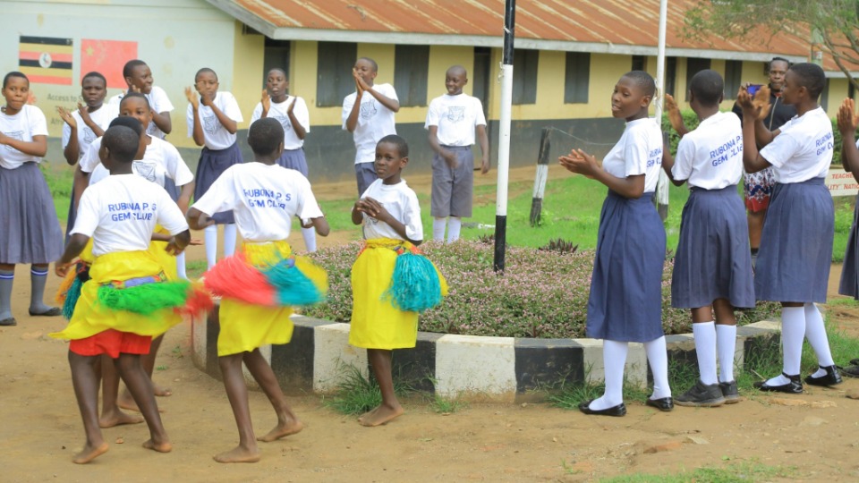 Des écoliers chantent et dansent à l'école primaire de Rubona, en Ouganda. 30 septembre 2025