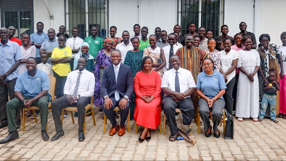 Des membres et des amis de l’Église de Jésus-Christ des Saints des Derniers Jours posent joyeusement pour une photo de groupe devant les locaux de la branche, à l’issue de la cérémonie de lancement de BYU Pathway, le 9 septembre 2026, à Juba (Soudan du Sud).