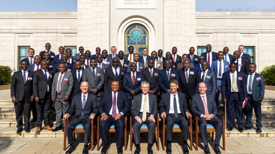 Elder Bednar avec les dirigeants de l’interrégion d’Afrique centrale lors d’un séminaire à Nairobi, au Kenya, le 21 mars 2026.
