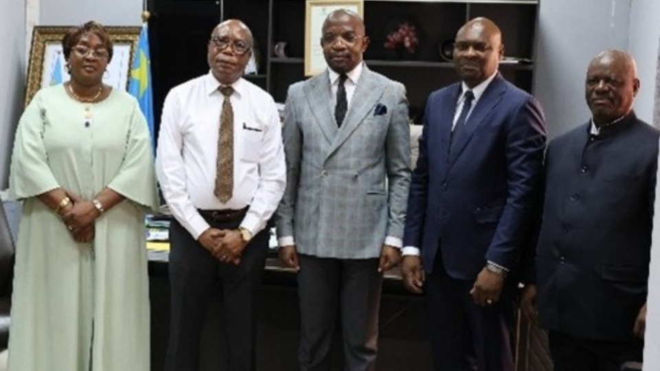 Elder-David-Ngabizele,(SE-Monsieur-le-Ministre-de-la-formation-professionnelle--et-Elie-Twikala-avec-les-deux-membres-du-Cabinet--dans-le-cabinet-de-SE-M-Le-Ministre.--Kinshasa,-DRC,-13-avril-2026