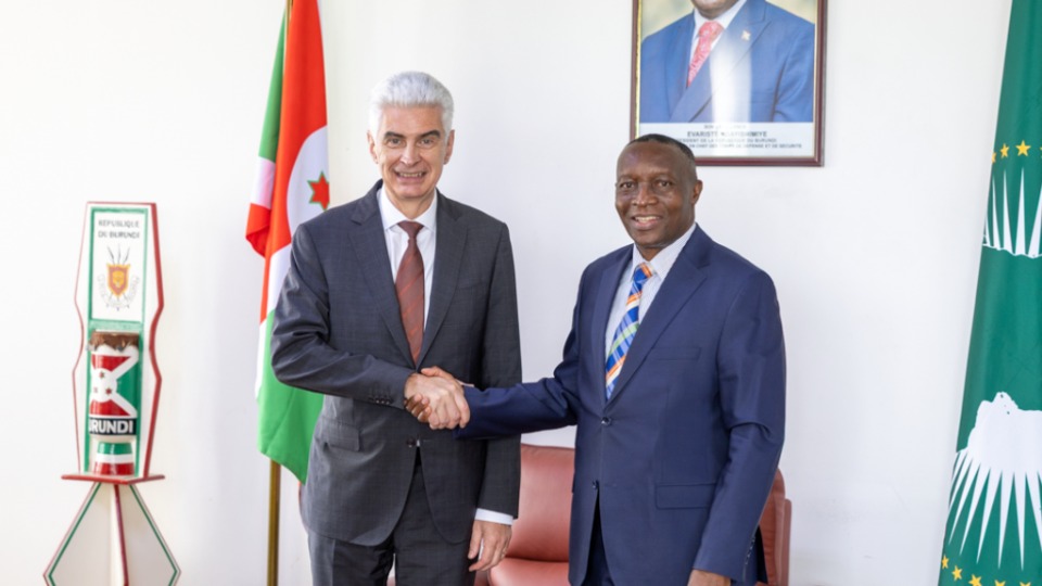 Elder-Gerald-Causse,-du-College-des-Douze-Apotres,-pose-avec-lHonorable-Edouard-Bizimana,-Ministre-des-Affaires-etrangeres-et-de-la-Cooperation-au-developpement,-lors-de-sa-visite-a-Bujumbura,-au-Burundi-le-22-Octobre-2026