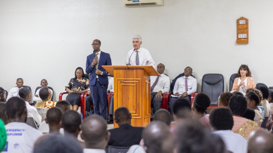 Elder-Gerald-Causse,-du-College-des-Douze-Apotres,-sadresse-aux-membres-lors-de-sa-visite-a-Bujumbura,-au-Burundi-le-21-Octobre-2026