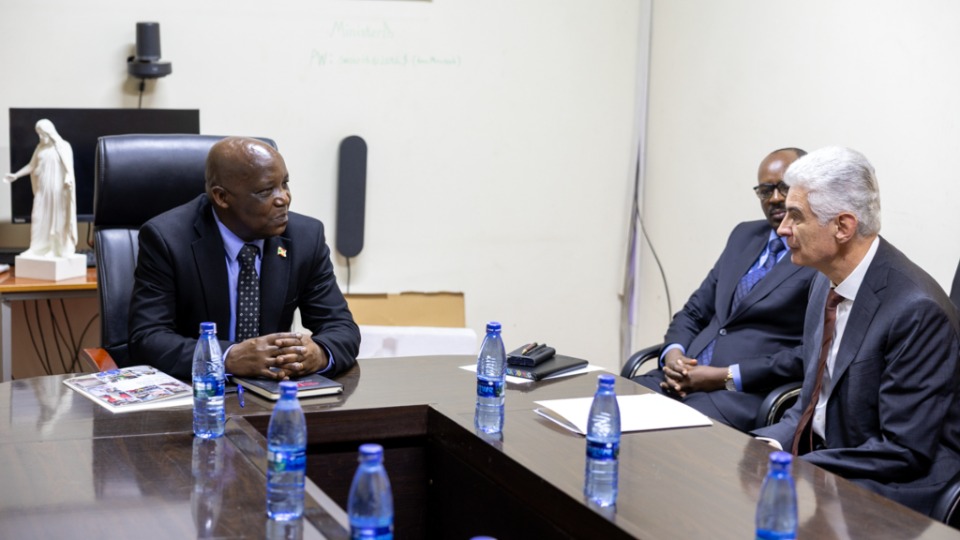 Elder-Gerald-Causse-sentretient-avec-lHonorable-Leonidas-Ndaruzaniye,-Ministre-de-lInterieur,-lors-de-sa-visite-a-Bujumbura,-au-Burundi-le-22-October-2026.
