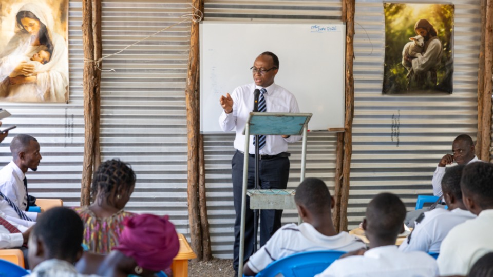 Elder Johnny Badoo, soixante-dix de l’interrégion d’Afrique centrale, s’adresse aux membres de la branche de Kakuma, au Kenya, le 19 juin 2026.